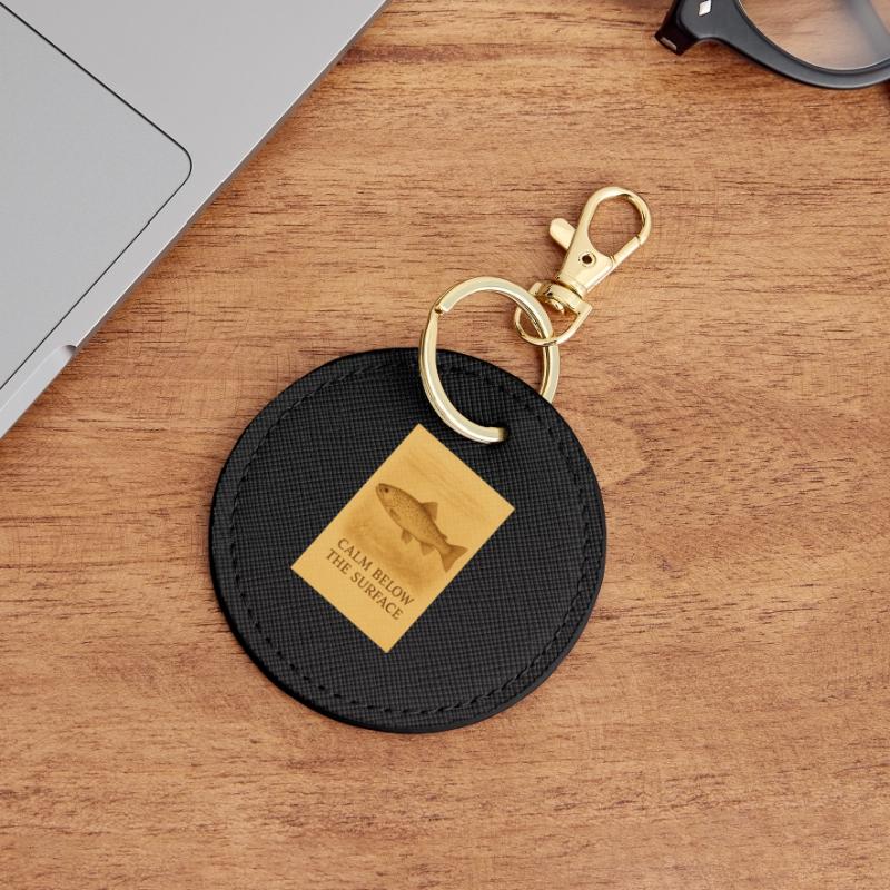 Empreinte de truite calme sous la surface Porte-clés rond
