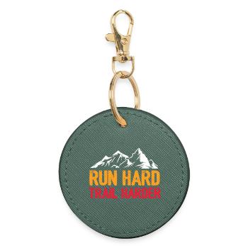 Laufen Sie hart. Härterer Trail. - Runder Schlüsselanhänger - Fichte - Vorne