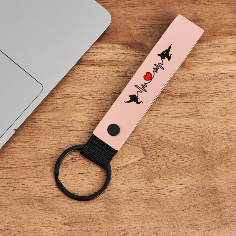 Karate Cardio oder Herzfrequenz mit Karate-Kicks Matte PU Schlüsselanhänger