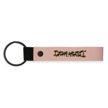 Unwearable – Design statement avec ruban d’avertissement - Porte-clés en PU mat - rose - Devant