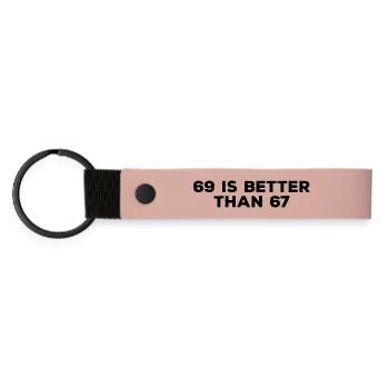 69 Is Better Than 67 - lustige erwachsenen Sprüche - Matte PU Schlüsselanhänger - Rosa - Vorne