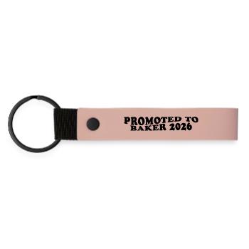 Promoted to Baker 2026 – Bäcker Humor Design - Matte PU Schlüsselanhänger - Rosa - Vorne