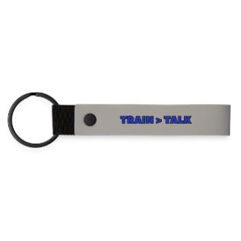 Train > Talk – Design der Arena- und Kämpfer-Mentalität - Matte PU Schlüsselanhänger - Hellgrau - Vorne