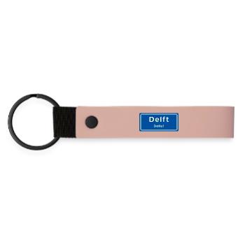 Delfter Ortsnamensschild - Matte PU Schlüsselanhänger - Rosa - Vorne