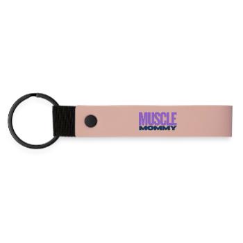 Muscle Mommy Premium T-Shirt - Matte PU Schlüsselanhänger - Rosa - Vorne