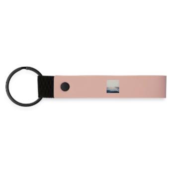 Travelling in grey - Matte Pu Keyring - pink - Front