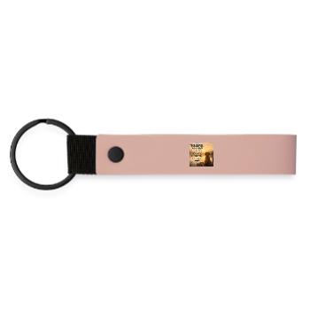 Manchmal kurz anhalten – Hund am See - Matte PU Schlüsselanhänger - Rosa - Vorne