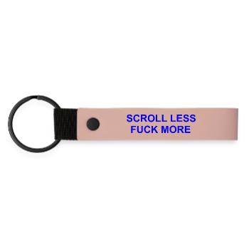 Scroll Less fuck more - Matte PU Schlüsselanhänger - Rosa - Vorne