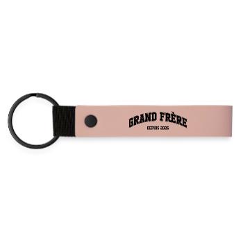 Big Brother seit 2026 Schwangerschaftsankündigung Geschenk - Matte PU Schlüsselanhänger - Rosa - Vorne