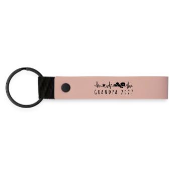 Opa 2027 Heartbeat-Baby-Ankündigung Schwangerschaft - Matte PU Schlüsselanhänger - Rosa - Vorne