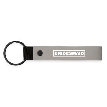 Bridesmaid in weiß (Brautjungfer) - Matte PU Schlüsselanhänger - Hellgrau - Vorne