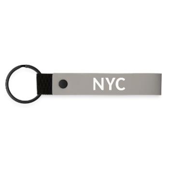 NYC Schriftzug - Matte PU Schlüsselanhänger - Hellgrau - Vorne