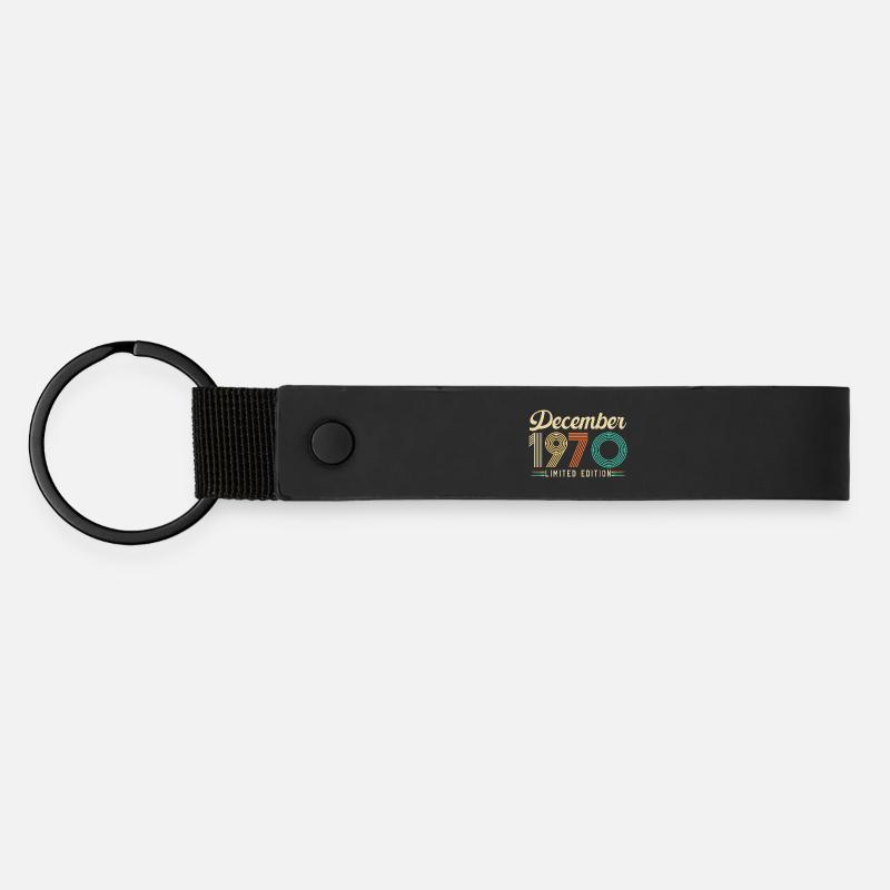 December 1970 Retro Vintage Birthday Gift - Matte Pu Keyring - black
