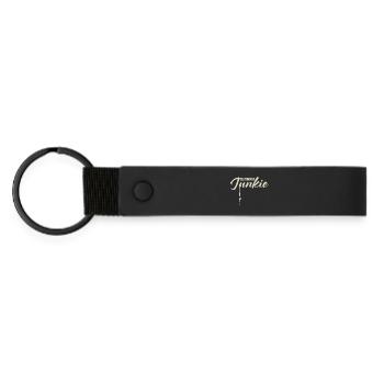 Abenteuerlicher Outdoor-Junkie Schriftzug - Matte PU Schlüsselanhänger - Schwarz - Vorne