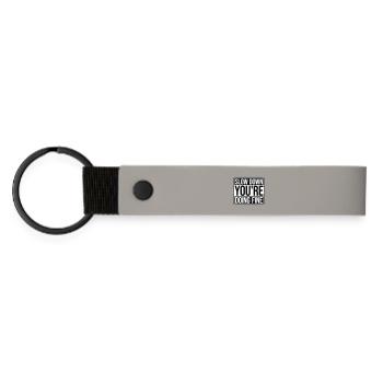 Ralentis, tu t’en sors bien, motivation en disant logo - Porte-clés en PU mat - gris clair - Devant