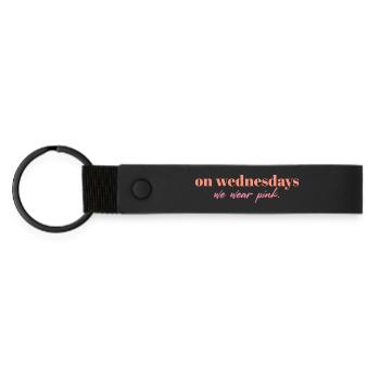 On Wednesdays We Wear Pink | Mean Girls Quote Desi - Matte PU Schlüsselanhänger - Schwarz - Vorne