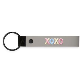 Autocollant de Love Shirt Mignon en lettres patchwork XOXO - Porte-clés en PU mat - gris clair - Devant