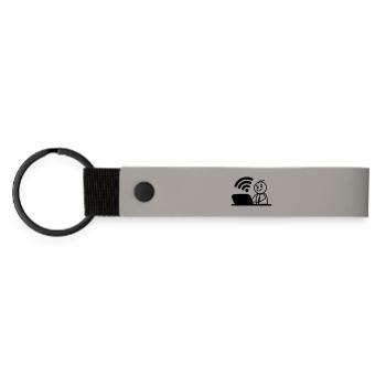 Un jeune homme heureux sur le wifi de l’ordinateur portable envoie un message - Porte-clés en PU mat - gris clair - Devant