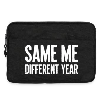 Same Me Different Year Humorvoller Slogan - Laptoptasche 13" - Schwarz - Vorne