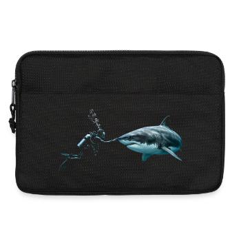 Scuba Diver Booping a Great White Shark  - Laptoptasche 13" - Schwarz - Vorne
