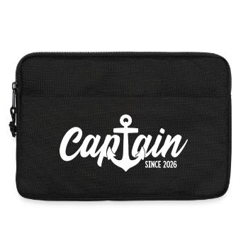 KAPITÄN 2026 CAPTAIN SINCE 2026 - Laptoptasche 13" - Schwarz - Vorne