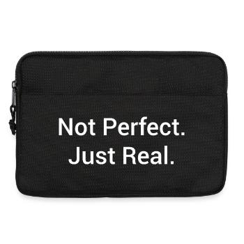 Not Perfect Just Real – Minimalistisches Statement - Laptoptasche 13" - Schwarz - Vorne