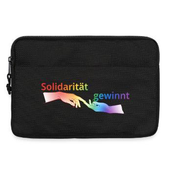 Solidarität gewinnt Pride T-Shirt Regenbogen - Laptoptasche 13" - Schwarz - Vorne