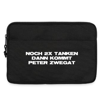 Noch 2x tanken - dann kommt Peter Zwegat - Spruch - Laptoptasche 13" - Schwarz - Vorne