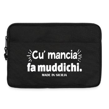 Sizilien Sizilianisches Sprichwort cu mancia fa muddichi - Laptoptasche 13" - Schwarz - Vorne