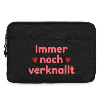 Immer noch verknallt – Liebe Statement Spruch - Laptoptasche 13" - Schwarz - Vorne