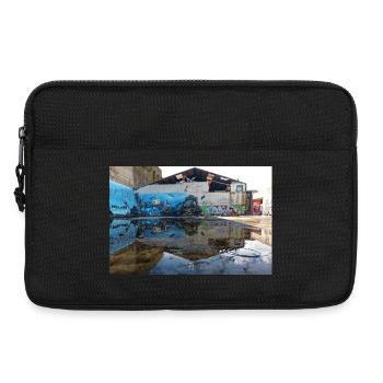 Urbane Reflexionen – Blaues Graffiti - Laptoptasche 13" - Schwarz - Vorne