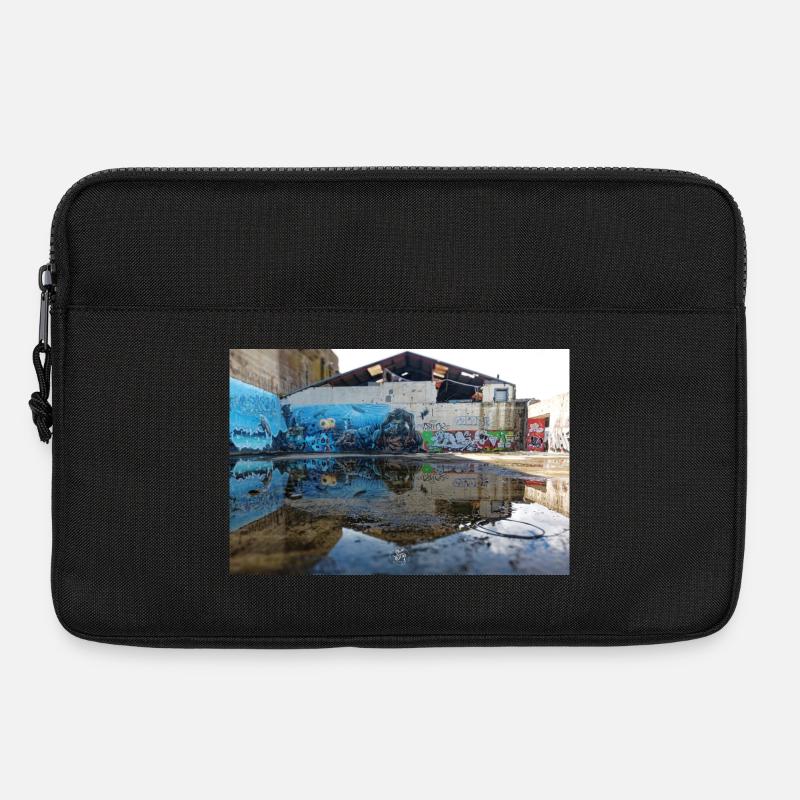 Urbane Reflexionen – Blaues Graffiti - Laptoptasche 13" - Schwarz