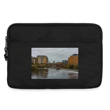 Urbane Flussszene mit Brücke - Laptoptasche 13" - Schwarz - Vorne