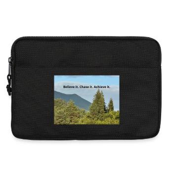 Inspirierendes Naturzitat in der Waldszene - Laptoptasche 13" - Schwarz - Vorne