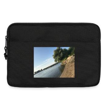 Natur am Fluss mit Bäumen und Ufer - Laptoptasche 13" - Schwarz - Vorne