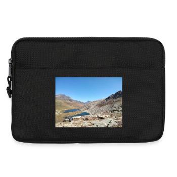 Alpensee unter klarem Himmel - Laptoptasche 13" - Schwarz - Vorne