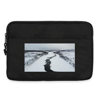 Ein gewundenen Fluss in verschneiter Landschaft - Laptoptasche 13" - Schwarz - Vorne