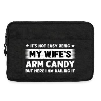 Arm Candy Spruch Meine Frau - Laptoptasche 13" - Schwarz - Vorne
