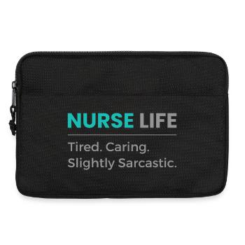 Nurse Life T-Shirt – Müde, fürsorgliche, sarkastische Krankenschwester - Laptoptasche 13" - Schwarz - Vorne