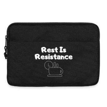 Rest Is Resistance – Anti-Stress Statement Tee - Laptoptasche 13" - Schwarz - Vorne
