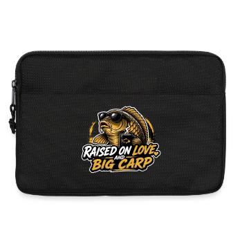 Mit Liebe und großem Karpfenangeln aufgewachsen – Geschenk - Laptoptasche 13" - Schwarz - Vorne