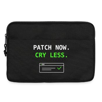 Patch Now Cry Less IT Security Update Humor Shirt! - Laptoptasche 13" - Schwarz - Vorne