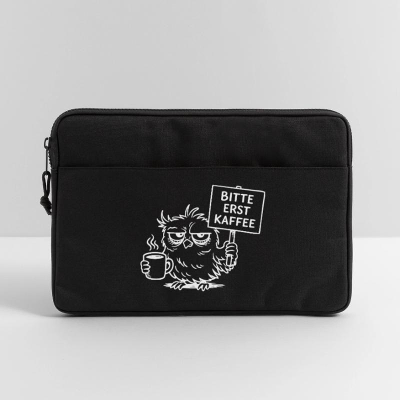 Bitte erst Kaffee – Müde Eule mit Kaffeetasse Laptoptasche 13"