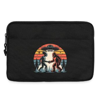 Alien und Bigfoot Retro Sonnenuntergang UFO - Laptoptasche 13" - Schwarz - Vorne