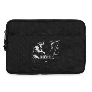 Freiheitsstatue spielt Schach mit dem Tod - Laptoptasche 13" - Schwarz - Vorne