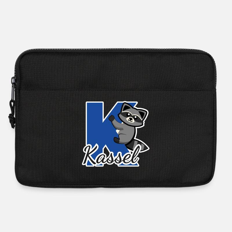 Kassel Waschbär klettert am Buchstaben K - Laptoptasche 13" - Schwarz