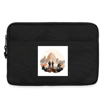 Hikers in front of an alpine landscape - Laptop bag 13" - black - Front