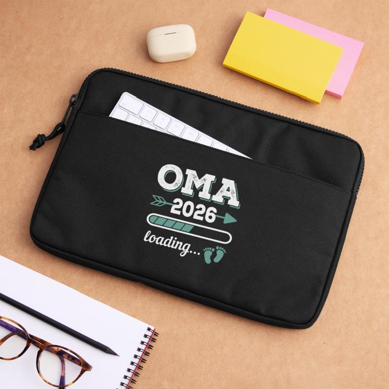 Oma 2026 Loading Werdende Großmutter Geschenkidee Laptoptasche 13"