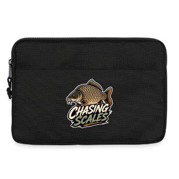 Chasing Scales Karpfenfischerei-Design - Laptoptasche 13" - Schwarz - Vorne