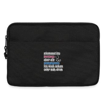 Niemand ist perfekt aber als Pflegekraft ist man.. - Laptoptasche 13" - Schwarz - Vorne